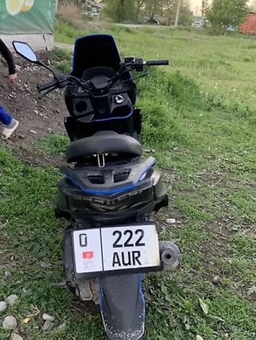 скутер элек: Скутер/мопед городского типа, черный с синими акцентами. Особенности — 2