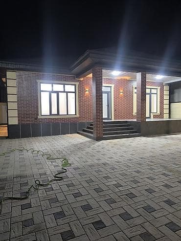 Одноэтажный дом с террасой и большим мощёным двором. - Архитектура