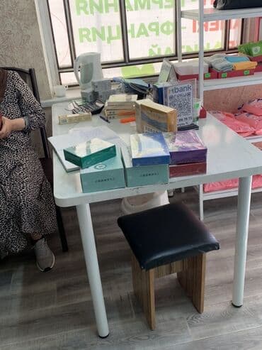 столы офисные большие: Светлый квадратный стол с белой столешницей и белыми Стол имеет — 2