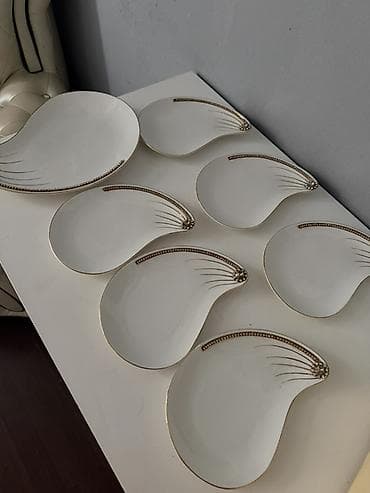 Набор тарелок из фарфора с декоративной отделкой. 300 сом каждая