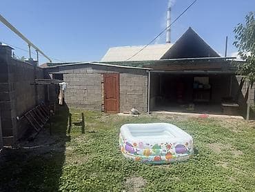 Продаётся одноэтажный дом с закрытым двором и навесом. Характеристики — 5