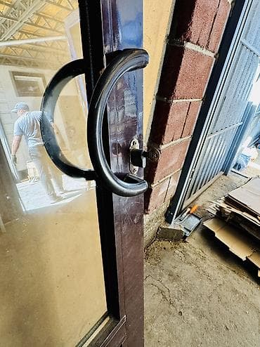 Үй жана бакча: Продаётся алюминиевая входная группа с дверью Подойдёт для магазина — 5