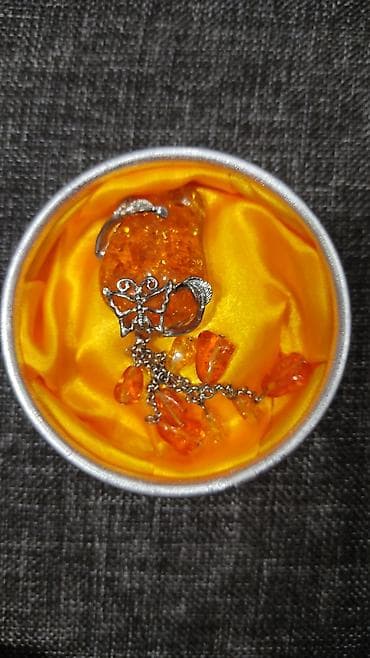 1)Янтарная подвеска с бабочкой 200с. 2) Янтарная подвеска цветы 100с