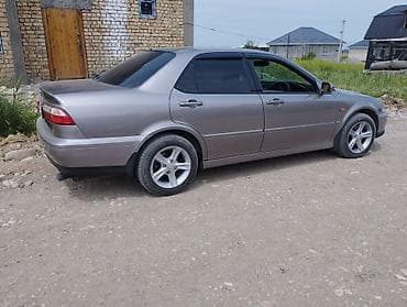 Седан серебристого цвета, 4 двери, тонировка по кругу. Кузов