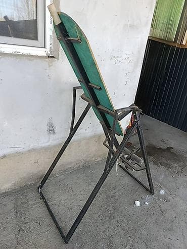 Инверсионный стол с прочной металлической рамой, предназначенный для