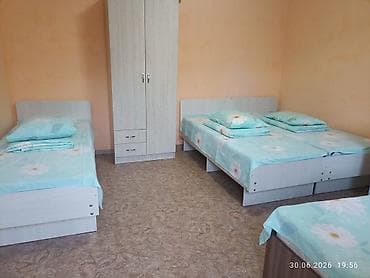 Посуточная аренда: Номера от двух до 4х персон. В каждом номере есть душ, туалет — 1