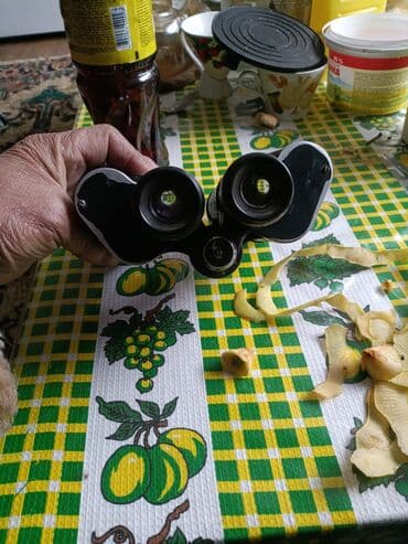 Бинокль классического типа (Porro-призма), черный, металлический