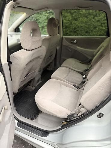 Nissan Almera Tino: 2001 г., 1.8 л, Механика, Бензин, Лифтбек — 8