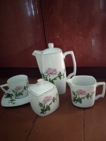 Продам чайный сервиз 15 предметов в коробке (6 чашечек, 6 тарелочек