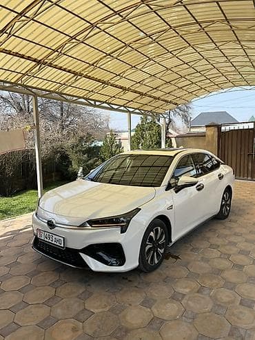 Электромобиль Aion S белый седан. Ключевые особенности: - Полностью