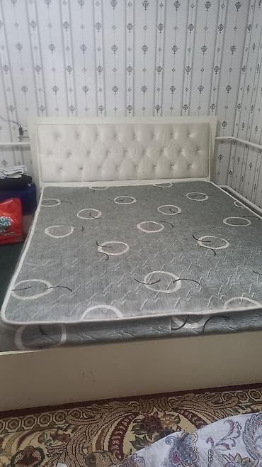 Эмерек: Двуспальная кровать с мягким изголовьем и матрасом - Размер — 4