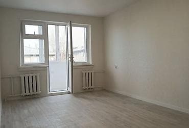 Светлая комната с выходом на застеклённый балкон/лоджию. Большое окно