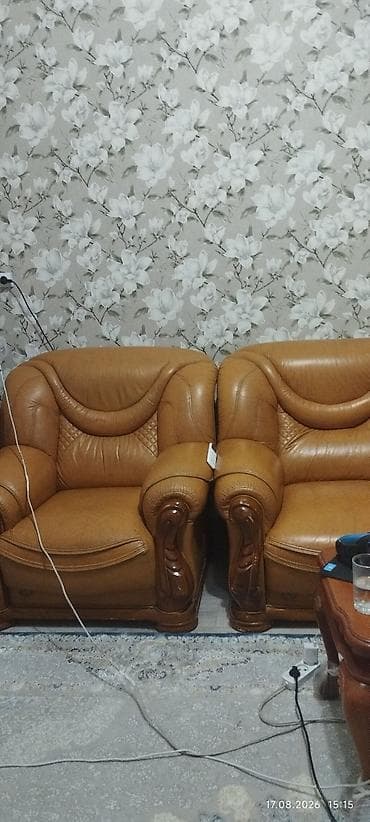 глобус бар: Кожаный комплект мягкой мебели в классическом стиле: трехместный диван — 2