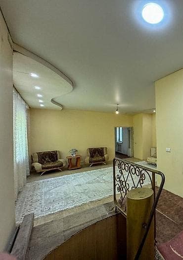 7 микр: 🏡 ПРОДАЁТСЯ 2-ЭТАЖНЫЙ ДОМ 📍 Район: Парк Тулебердиева 🏠 Комнаты: 7 🏢 — 8