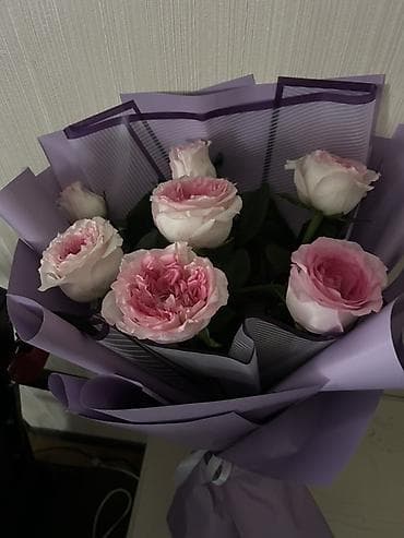 лепестки роз: Букет из роз пудрово-розового оттенка в стильной упаковке. - Состав — 2