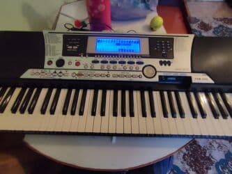 подставка для синтезатора: Синтезатор Yamaha PSR-550 в серебристом корпусе. Оснащен встроенными — 8