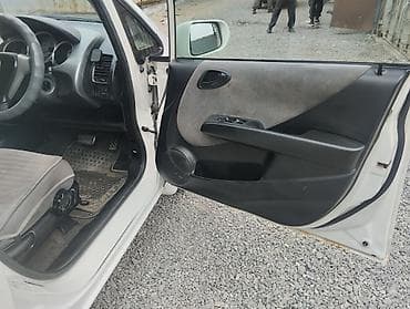 Транспорт: Honda Fit: 2005 г., 1.3 л, Вариатор, Бензин, Хетчбек — 7