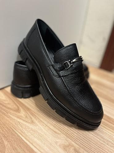 кожаные туфли мужские: Мужские лоферы из чёрной зернистой кожи с металлической пряжкой. - — 4