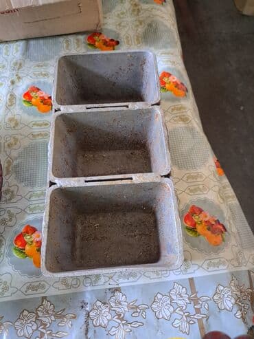 кухонный разделочный стол: Продаю посуду разную. Тарелки по 80 сом пялушки по 40 сом термос — 3