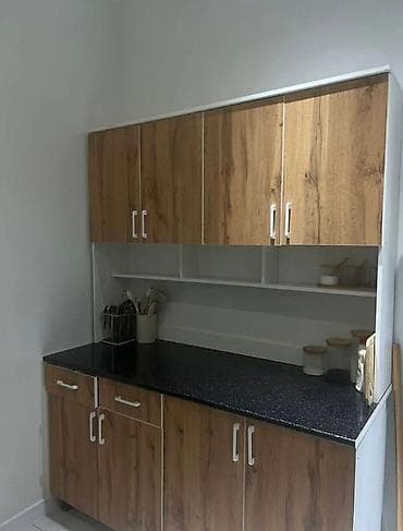 Кухонный гарнитур с верхними и нижними шкафами и рабочей поверхностью