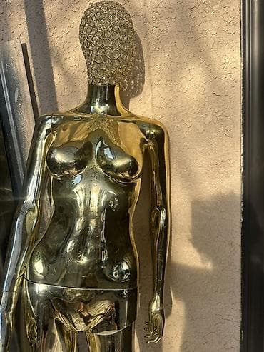 кызыл кия кыз: Манекен Улгайган аялдар, Материалы: Пластик, Колдонулган — 1