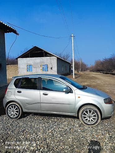 Компактный пятидверный хэтчбек серебристого цвета. Основные