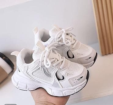 Детские кроссовки белого цвета Абсолютно новый с размером не угадали