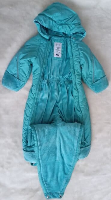 спортивное оборудование: 1000 сомов SELA комбинезон, на 6-12 месяцев, б/у. Жилетки турецкие по — 3