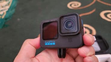 часы с экраном: Компактная экшн-камера GoPro черного цвета, предназначенная для съемки — 1