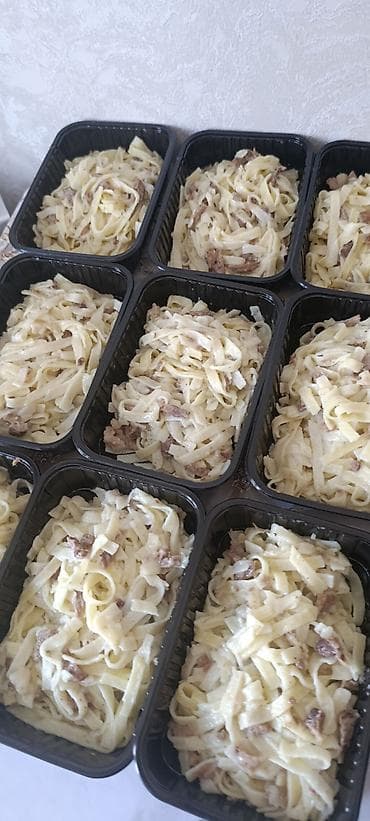 Паста фетуччине в сливочном соусе с мясом в индивидуальных лотках. -