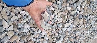 Щебень/гравий фракции примерно 20–40 мм (смесь окатанного гравия и