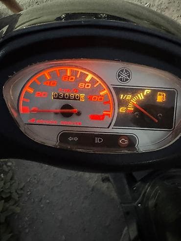 Скутеры: Скутер Yamaha Jog, черный цвет. на полном бодром ходу, двигатель 4х — 4