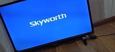 тв тумбы подвесные: Телевизор Skyworth, диагональ примерно 32" (80 см). LED‑подсветка — 2