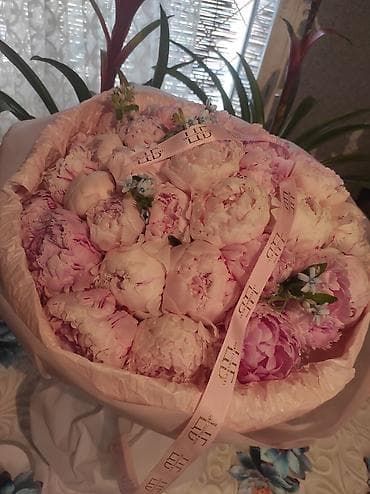 Пышный букет пионов в пастельно‑розовой гамме. - Состав: крупные — 1