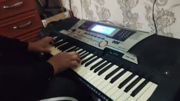 гитары ямаха: Синтезатор Yamaha PSR-550 в серебристом корпусе. Оснащен встроенными — 7