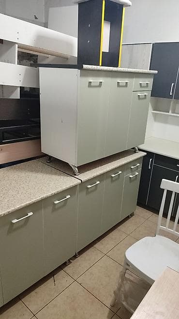 Кухонный гарнитур модульный, нижний ряд тумб с широкой столешницей под