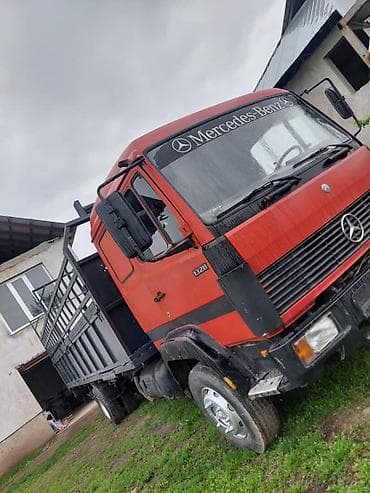 грузовой авто: Грузовой бортовой автомобиль Mercedes‑Benz (серия 1320/1323 — 3
