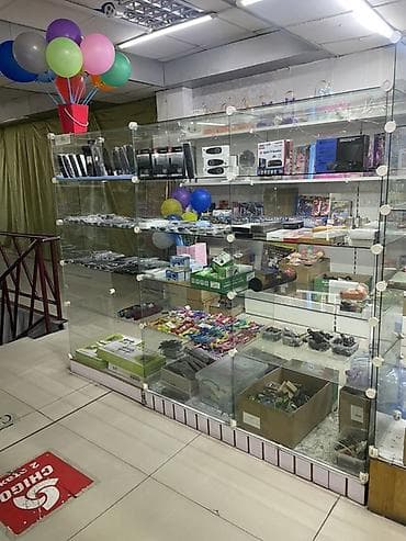 o store: Стеклянная витрина 3м × 2м Описание: Продаю большую стеклянную — 1