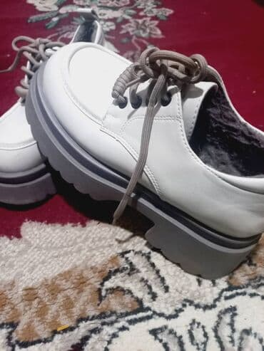 одежды для новорожденных: Зимняя женская обувь: две модели на массивной подошве 1) Черные — 4