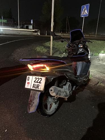 скутер большой: Скутер макси-класса, черный, с синими акцентами и высоким ветровым — 5