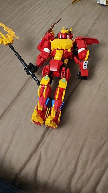 Конструктор-робот из совместимых деталей (стиль LEGO): крупная фигурка