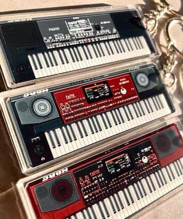 свадебные платья в бишкеке фото и цены: Брелок в виде миниатюрного синтезатора Korg - Лёгкий акриловый брелок — 1