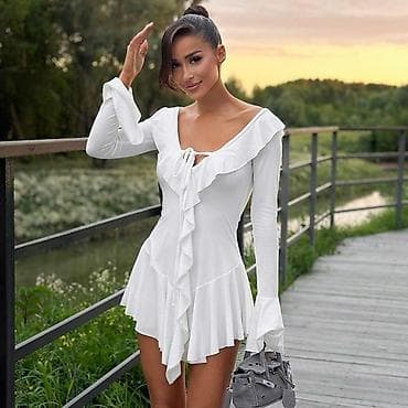 Белое женское мини-платье с длинными рукавами и асимметричным кроем