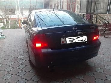 Opel Vectra: 2001 г., 1.8 л, Механика, Бензин, Седан