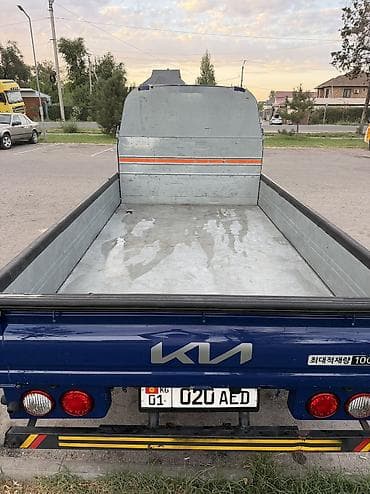 b class: Kia BONGO: 2024 г., 2.5 л, Механика, Газ, Фургон — 6