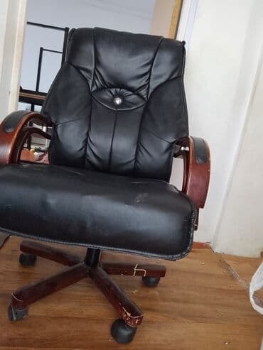 кресло качелия: Офисное кресло, Б/у, С колесиками, цвет - Черный, Экокожа — 3