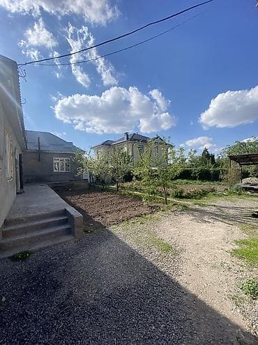 Продаётся земельный участок с домом и приусадебной территорией