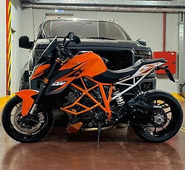 KTM Super Duke 1290 R Год 2016 Объем 1301 см3 Цвет оранжевый / черный