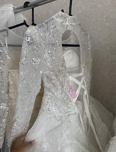 Пышное свадебное платье с длинными рукавами и богатым декором - — 5