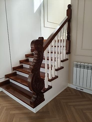 Үй жана бакча: Агач тепкичи Жеке менчик үй үчүн, Жыгачтын туру: Кара Жыгач, Тепкичтин формасы: Көп марштуу, Стиль: Классикалык — 8